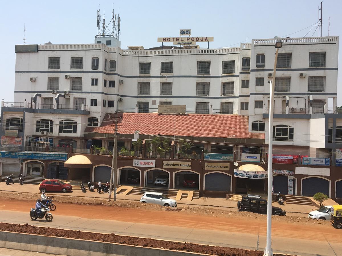 Hotel Pooja International Davangere Bagian luar foto
